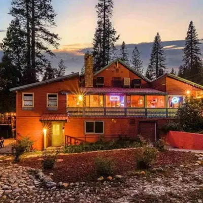 StrawberryInn River Front Resort