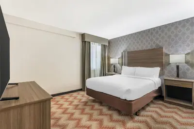 a hotel room with a bed and a television at Best Western Plus Sonora Oaks Hotel and Conference Center in Sonora