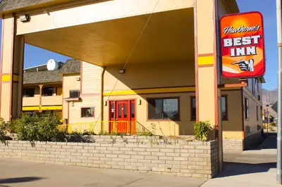 a fast food restaurant with a best inn sign at Hawthorne's Best Inn in Hawthorne