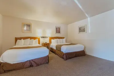 a hotel room with two beds in it at Mariposa Lodge in Mariposa