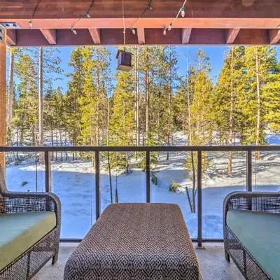 Central Mammoth Lakes Townhome about 1 Mi to Slopes