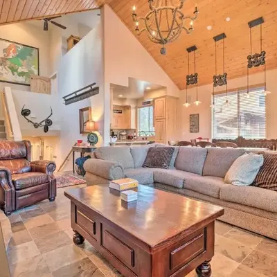 Mammoth Lakes Townhome - 10-Min Walk to Village!