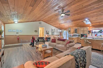 a living room with couches and a ceiling at 11 Mi to Apple Hill Pollock Pines Resort Cabin in Pollock Pines