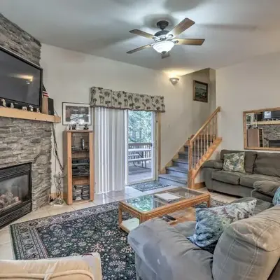 Carnelian Bay Home with Hot Tub Near Tahoe Skiing