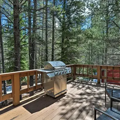 Cabin with Hot Tub and BBQ Deck Less Than 4 Mi to Donner Lake!