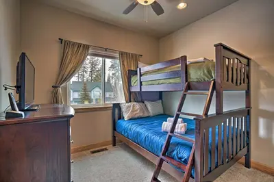a bedroom with bunk beds and a desk and a computer at 9 Mi to Heavenly Mountain South Lake Tahoe Home! in South Lake Tahoe