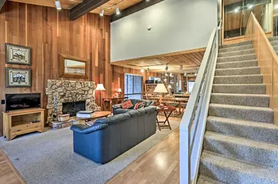Gallery image of Tahoe Townhome Dreamin about 3 Miles to Lake and Skiing! in Incline Village