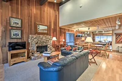 Gallery image of Tahoe Townhome Dreamin about 3 Miles to Lake and Skiing! in Incline Village