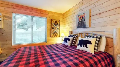 a bedroom with a bed in a log cabin at Forest Creek #29 condo in Mammoth Lakes