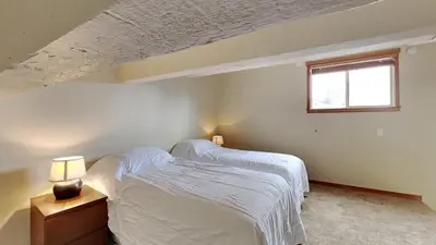a bedroom with two twin beds and a window at Beautifully Remodeled 4 Bedroom Home in Mammoth Lakes