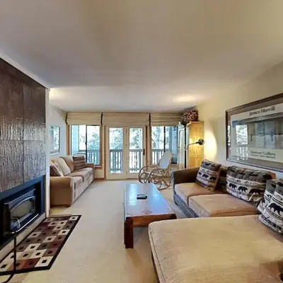 Spacious One Bedroom Condo with Full Kitchen!