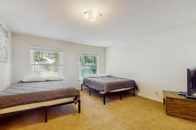 two beds in a room with two windows at Makoto in Stateline