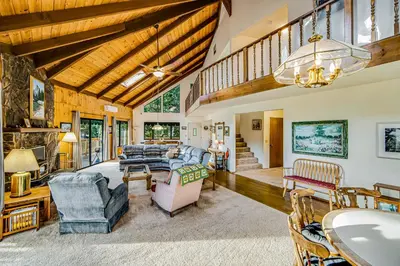 a large living room with a vaulted ceiling at Luring Lakefront Landing in Groveland