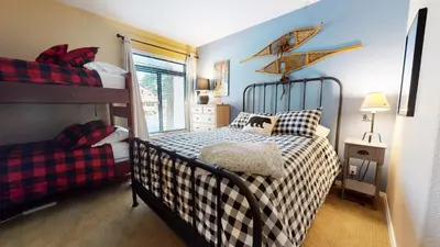 a bedroom with two bunk beds and a bed sidx sidx sidx sidx at Silver Bear #30 condo in Mammoth Lakes