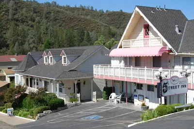 a inn in a town with a mountain in the background at 5th Street Inn in Mariposa