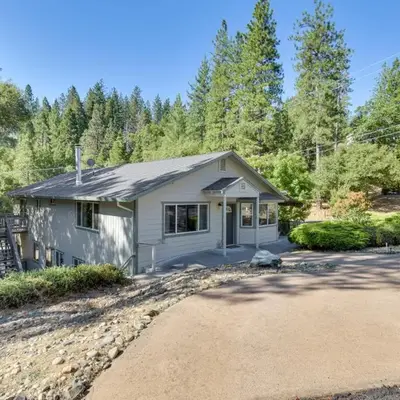 Gateway to Yosemite Group-Friendly Groveland Home