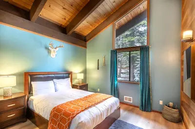 a bedroom with a bed and a window at Beautiful 4-Bedroom Contemporary Mountain Home condo in Truckee
