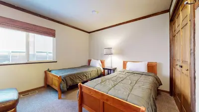 a bedroom with two beds and a window at Mammoth Estates #113 condo in Mammoth Lakes