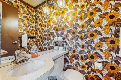 a bathroom with a flower patterned wall at Lakeside Dreamzzz in Tahoe Vista