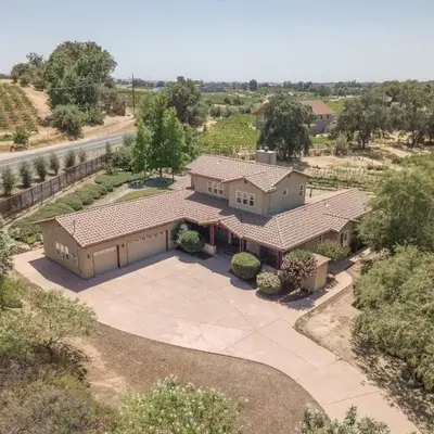 Fraser Family Vineyard Estate Pet-Friendly Home