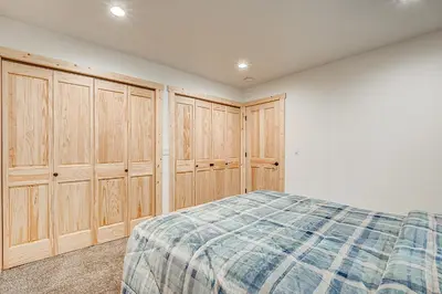 a bedroom with wooden cabinets and a bed at The Truckee Vibe in Soda Springs