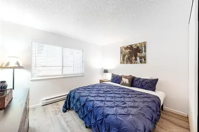 a bedroom with a bed and a window at North Tahoe Nest in Incline Village