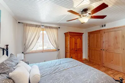 a bedroom with a bed and a ceiling fan at Oso Lodge Unit B in Yosemite West