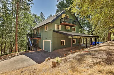 a house in the woods with a garage at Near Trails Cabin with 2-Level Deck in Twain Harte in Twain Harte