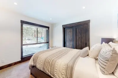 a bedroom with a large bed and a window at Maison de Montagne in Incline Village