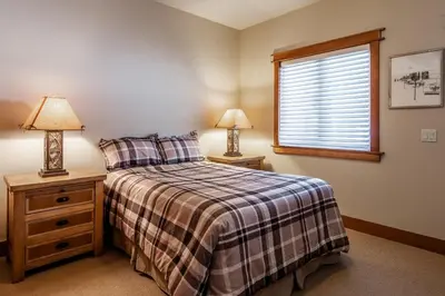 a bedroom with a bed and two lamps and a window at Newly Updated Red Slate 4 is a 4 Bedrm 3 full Bathrm Townhome Close to Canyon Lodge That Sleeps 10 in Mammoth Lakes