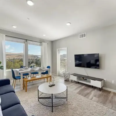 Designer Apt with Jacuzzi