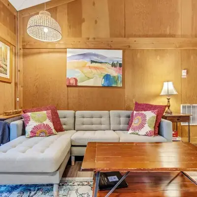 Modern & Sleek Condo - Creekside #110