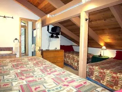 a bedroom with two beds in a room at 2 Bedrooms Premium Condos in Mammoth Lakes