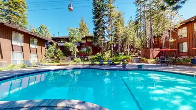 a swimming pool in the courtyard of a hotel at Mammoth Estates Condo - Free Parking & Pet Friendly in Mammoth Lakes