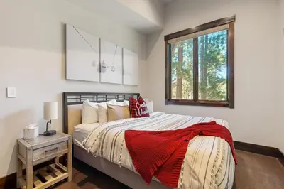 a bedroom with a large bed with a window at Henness Escape in Truckee