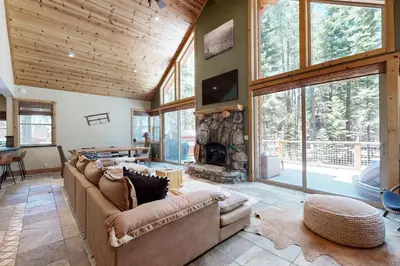 a living room with a couch and a fireplace at Oslo Manor in Truckee
