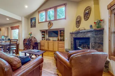 a living room with leather furniture and a fireplace at Kimque Dreams in Truckee