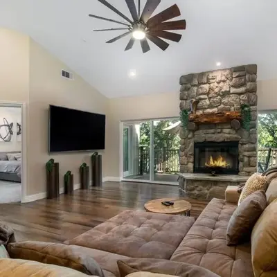 New Luxury 5BR Cabin in Pine Mountain Lake! 1 Minute to Beach! Massage Chair! Close to Yosemite! Perfect for Retreats and Escapes All Seasons!