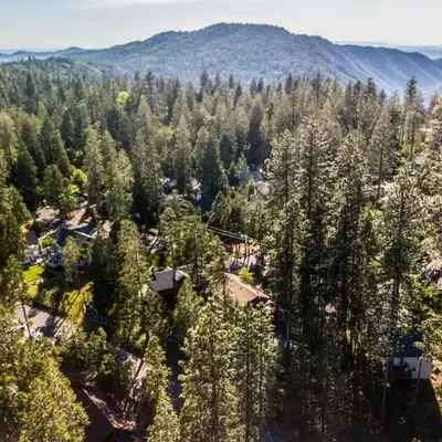 Furnished Deck High Sierra Cabin in Twain Harte!