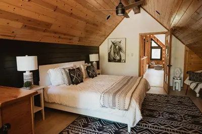 a bedroom with a large bed and a wooden ceiling at Romantic Forest Lovers Nest by Casa Oso in Mariposa
