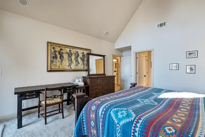 a bedroom with a desk and a bed and a desk sidx sidx sidx at Lakefront Casa Cassaretto in Groveland