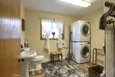 a bathroom with a toilet and a washing machine at Beautiful Pet-Friendly Spacious Lodge near Yosemite & Lakes 12 Beds 6 BR up to 16 people in Oakhurst