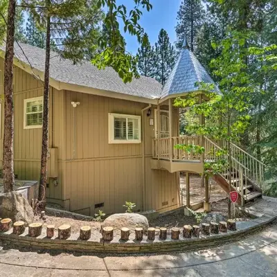 1 Mi to Jenkinson Lake Apples Chalet with Deck