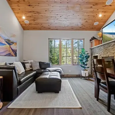 Modern Condo - EV Plug In - SM 301