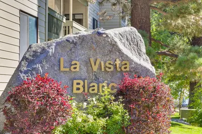 a sign for la vista blace in front of flowers at Cozy Mammoth Lakes Studio 5 Mi to Ski Slopes in Mammoth Lakes