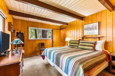 a bedroom with a bed and a desk and a bed sidx sidx sidx at Jug Handle Hideaway in Arnold
