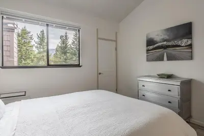 a bedroom with a white bed and a window at Summit #256 - Top Floor Summit 1 Bedrm 1 Bathrm Condo Just steps too Little Eagle Lodge Sleeps 4 in Mammoth Lakes