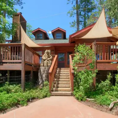 Willow Cove Lodge- 5 bedrooms with a hot tub