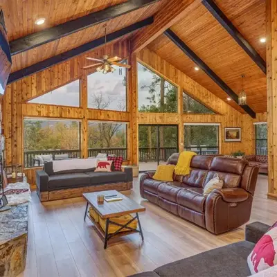 Summit Cabin Stunning home Loaded with amenities