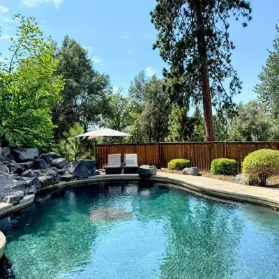 Log Cabin w/ pool